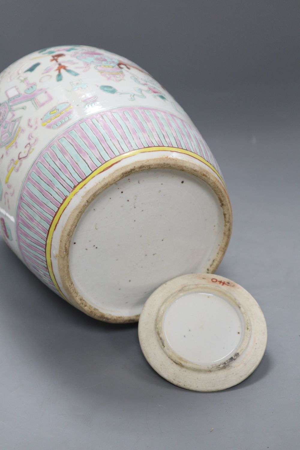 A Chinese famille rose Hundred Antiques jar and cover